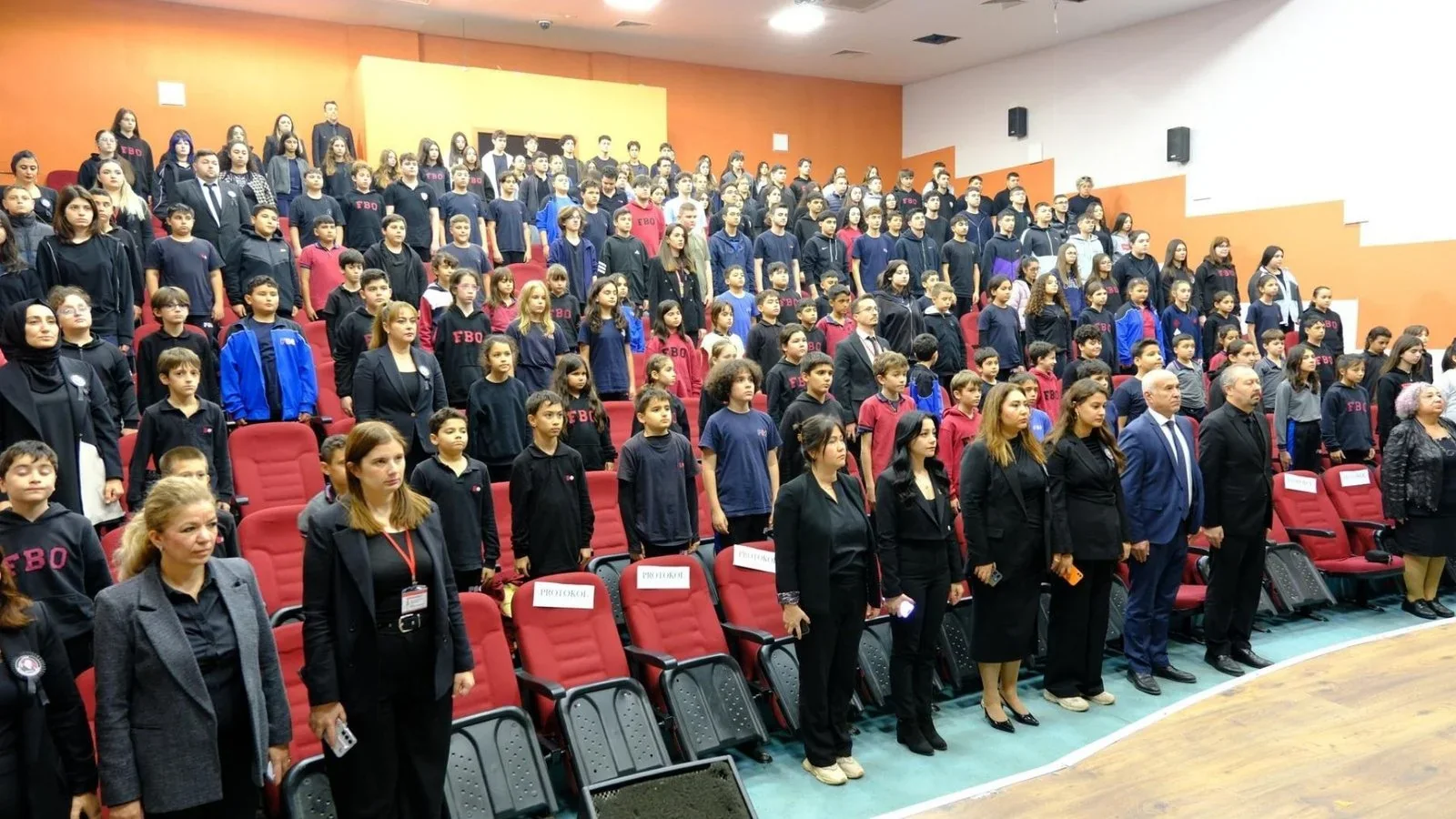 Bilim Ovası Okulları öğrencileri konferans salonunda tören sırasında