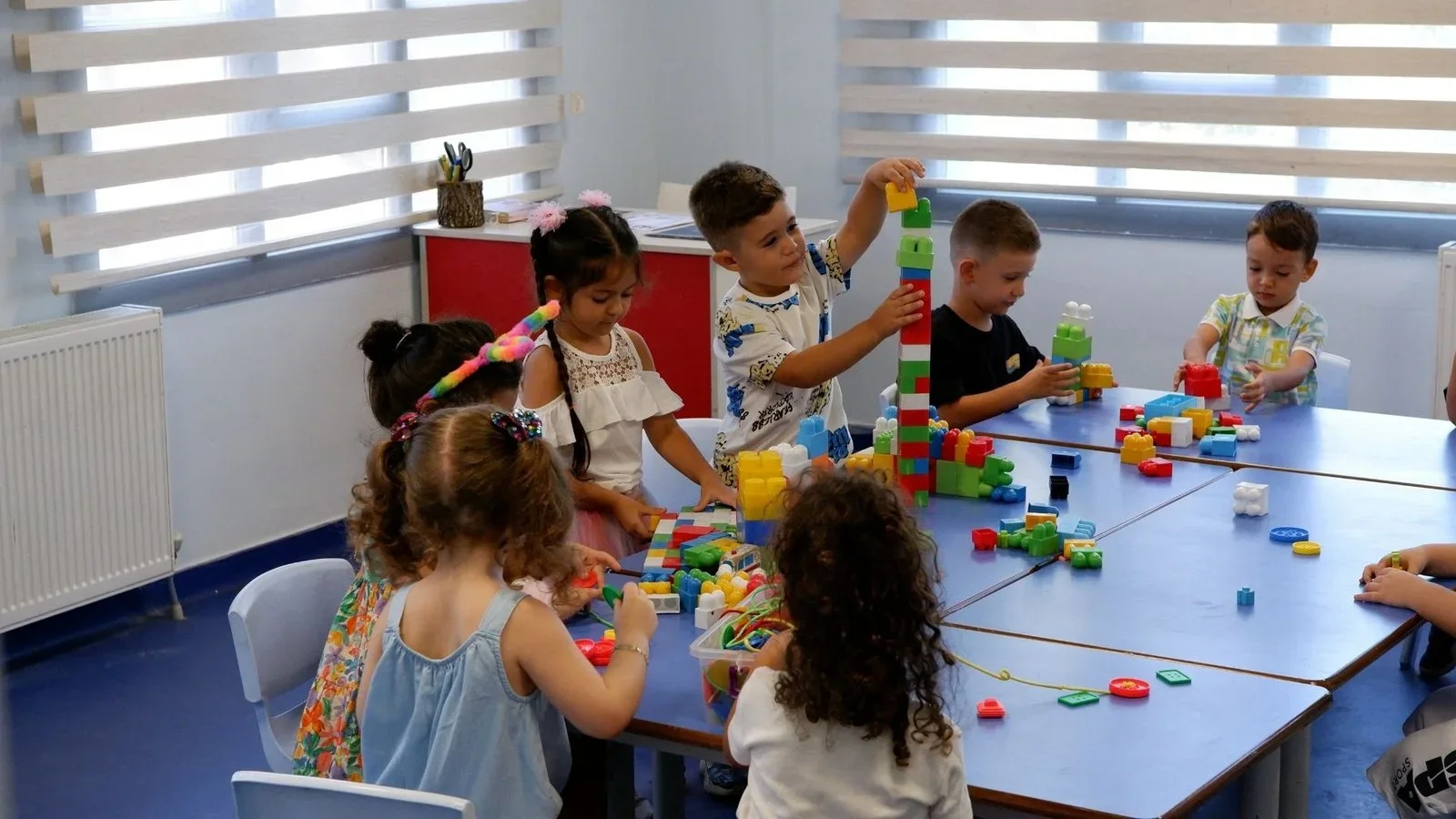 Bilim Ovası Anaokulu öğrencileri sınıfta bloklarla oynuyor