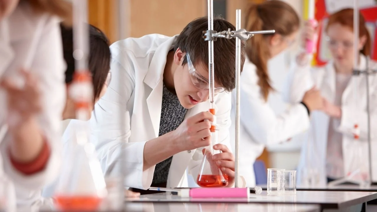 Fen Lisesi öğrencileri laboratuvarda kimya deneyi yapıyor