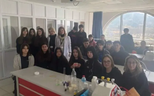 Kimya laboratuvarında 8 Mart etkinliği çalışması