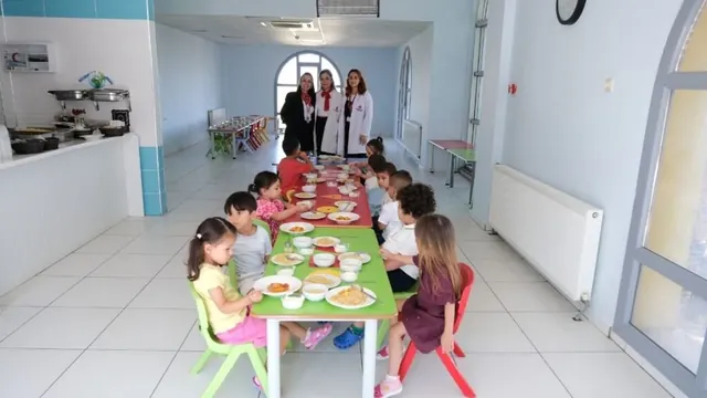 Bilim Ovası Anaokulu yemekhanesinde çocuk boyu masalar