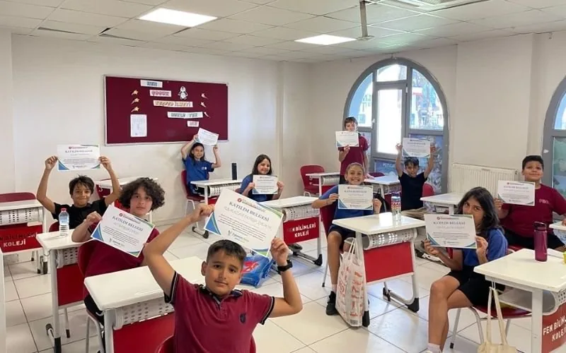 Bilim Ovası öğrencileri sınıfta çalışmalarını gösteriyor