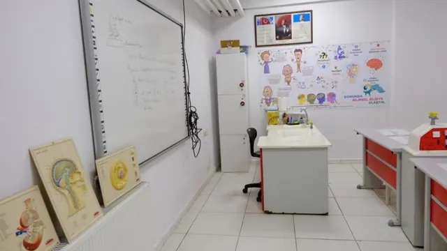 Fen laboratuvarında deney yapan Bilim Ovası öğrencileri
