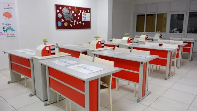 Fen lisesi öğrencileri laboratuvarda deney düzeneği kuruyor
