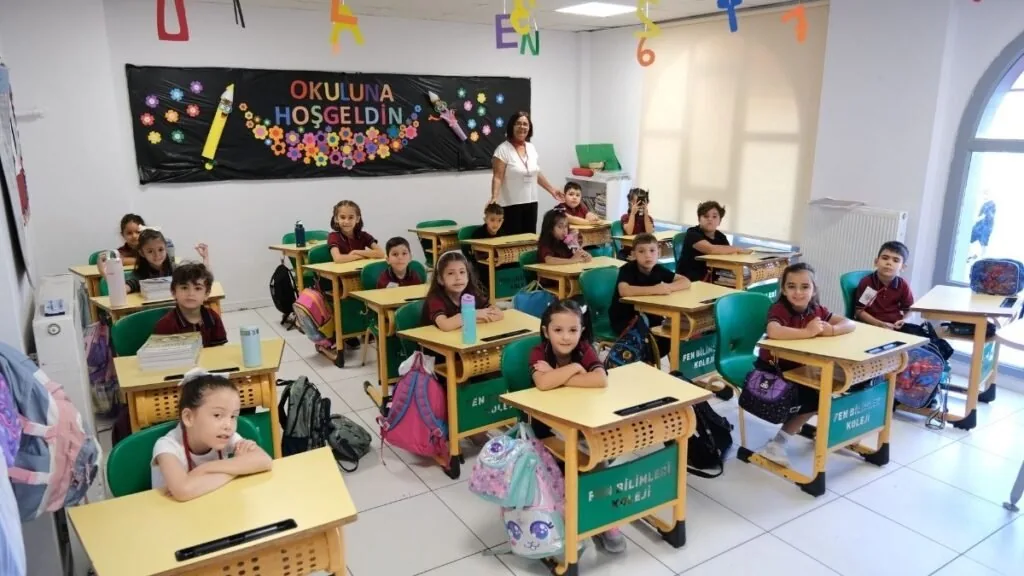 Bilim Ovası İlkokulu öğrencileri sınıfta ders etkinliğinde