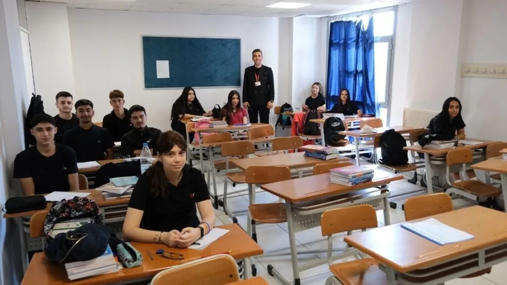 Fen lisesi öğrencileri YKS sayısal hazırlık çalışmasında