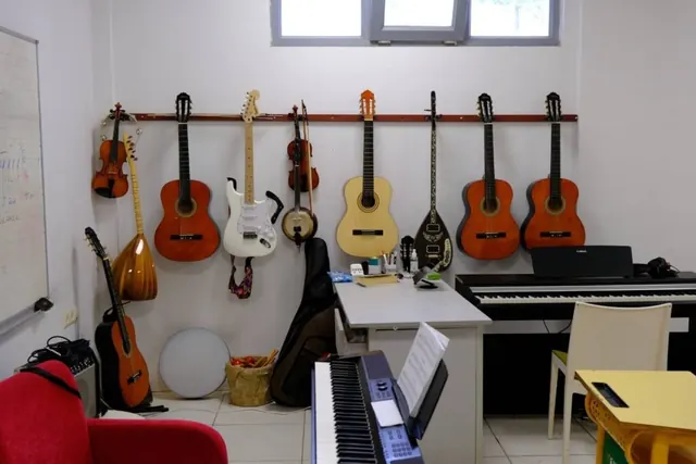 Müzik atölyesinde enstrümanlar