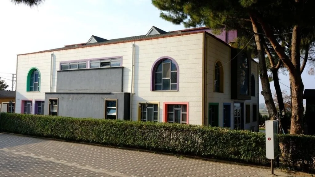 Bilim Ovası Okulları kampüs bahçesi