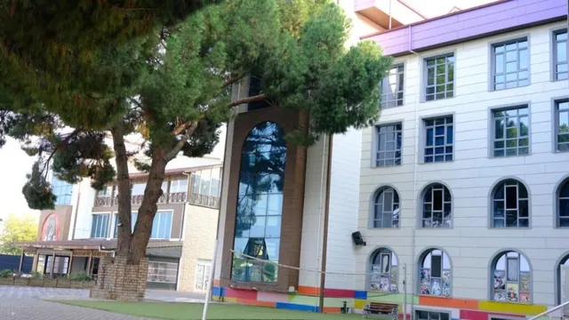 Okul bahçesinden kampüs binasının görünümü