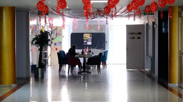 Okulun içinde sınıf katı koridoru