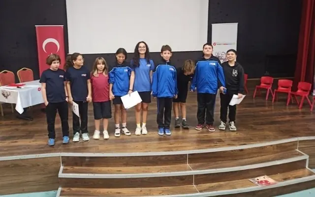 Tiyatro Kulübü öğrencileri sahne provasında