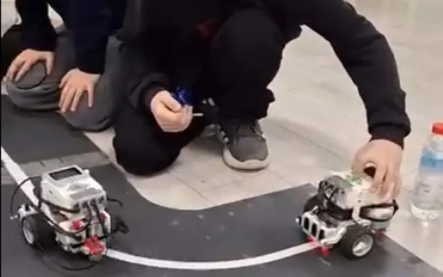 Robotik Kodlama Kulübü öğrencileri robot üzerinde çalışıyor