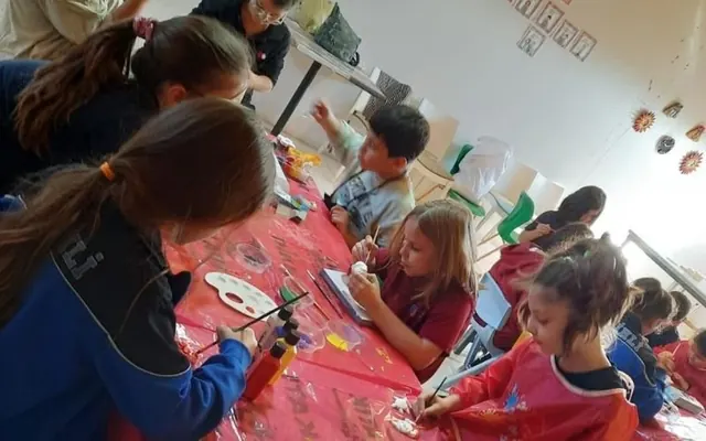 Seramik atölyesinde çamur şekillendirme masası