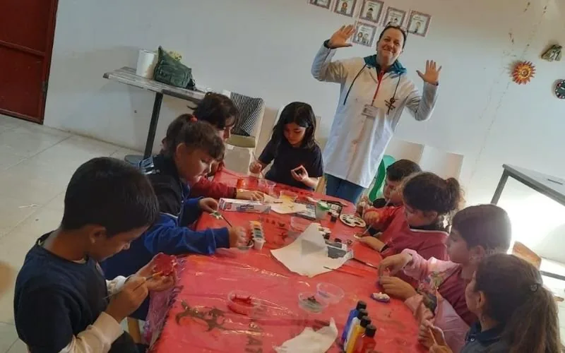 Seramik atölyesinde çalışan öğrenciler